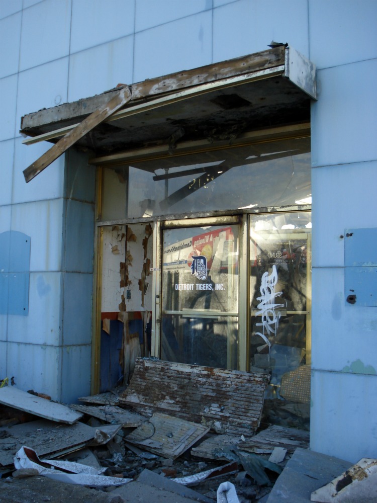 Tiger Stadium demolition - light tower falls 