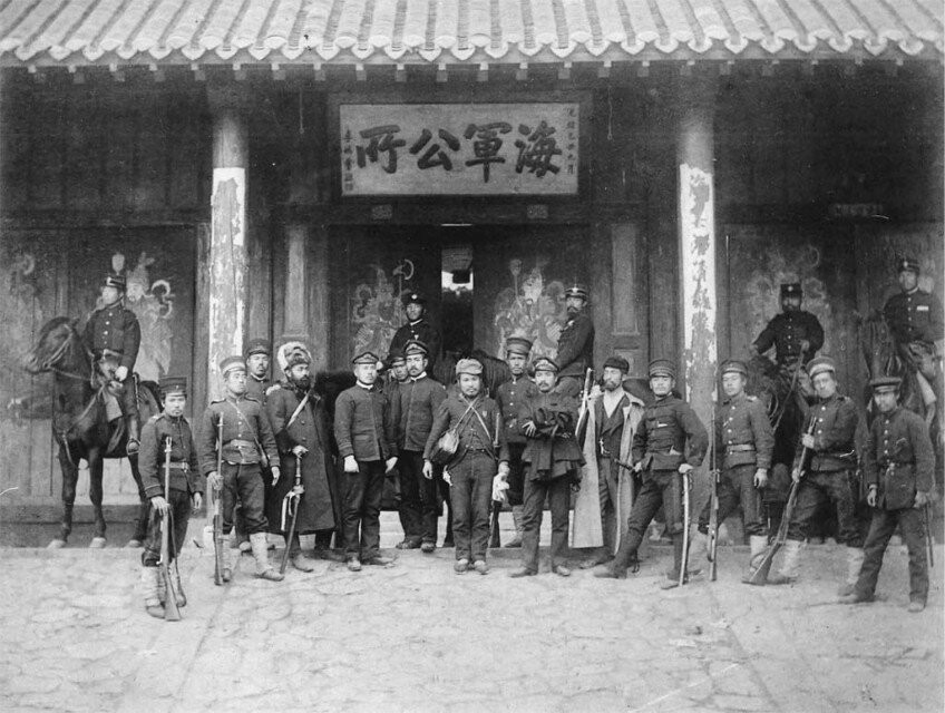 Japanese before the office of Beiyang Fleet after taking Lüshun