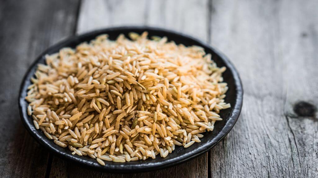 Brown rice bowl with lentils, caramelized onions & fried egg