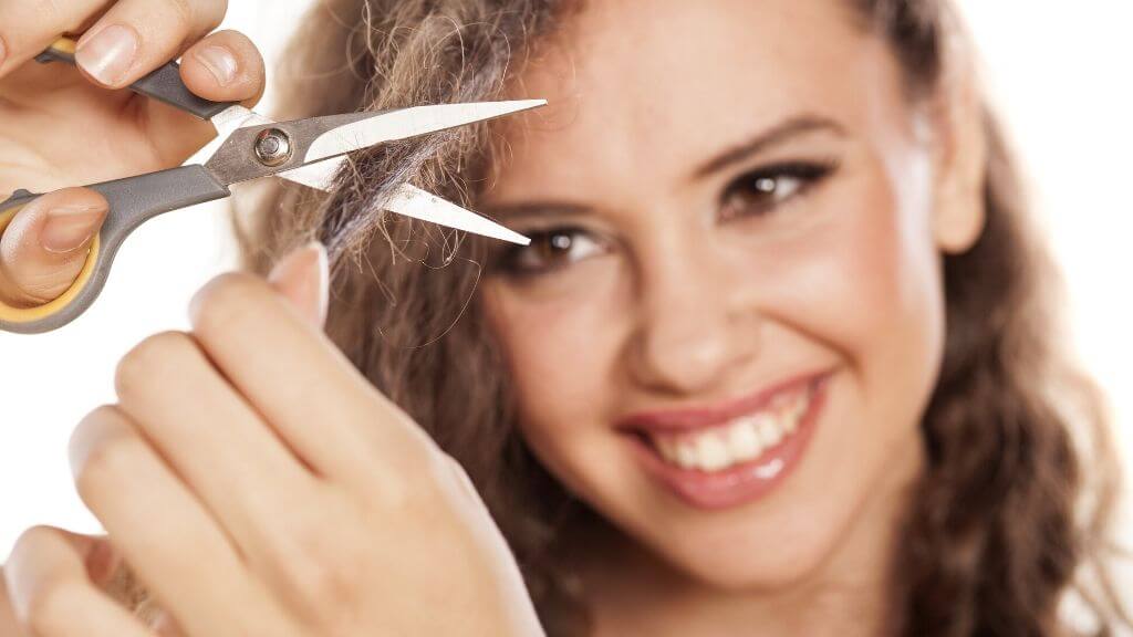 How to safely trim the ends of hair at home 