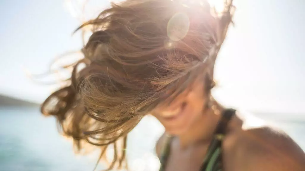 5 Easy summer hairstyles and tips to gain control of your oily hair