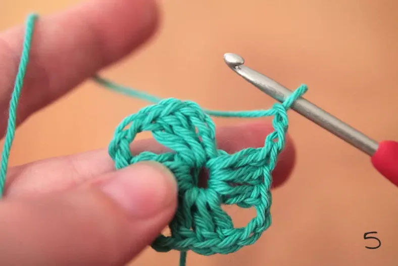 How to crochet a Granny Square Step 5