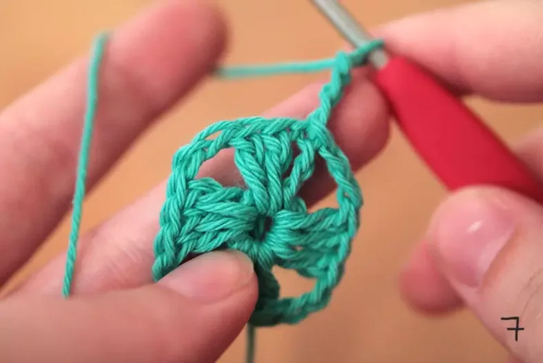 How to crochet a Granny Square Step 7