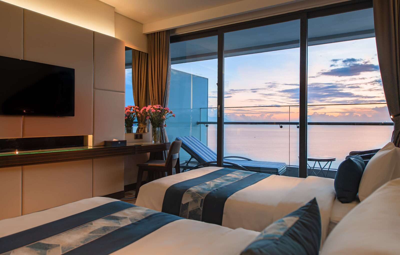 Hình ảnh phòng Premier Ocean View Twin Room with Balcony