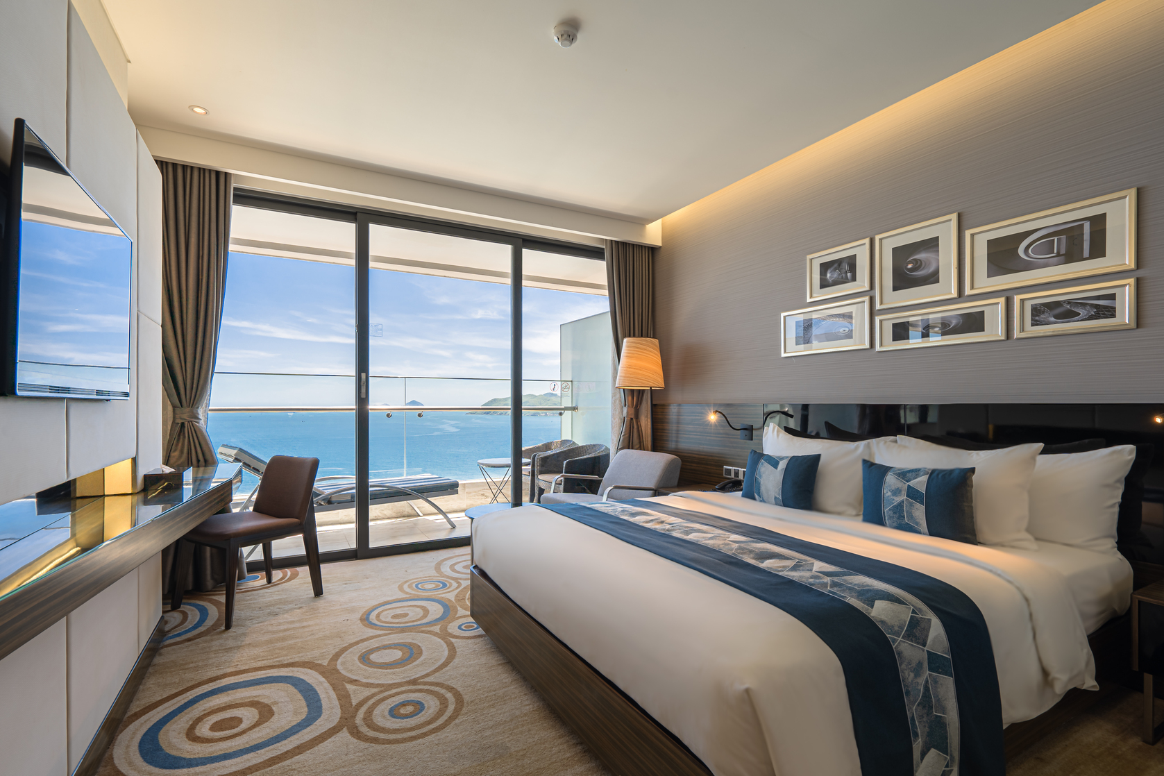 Hình ảnh phòng Executive Ocean View King Room with Balcony