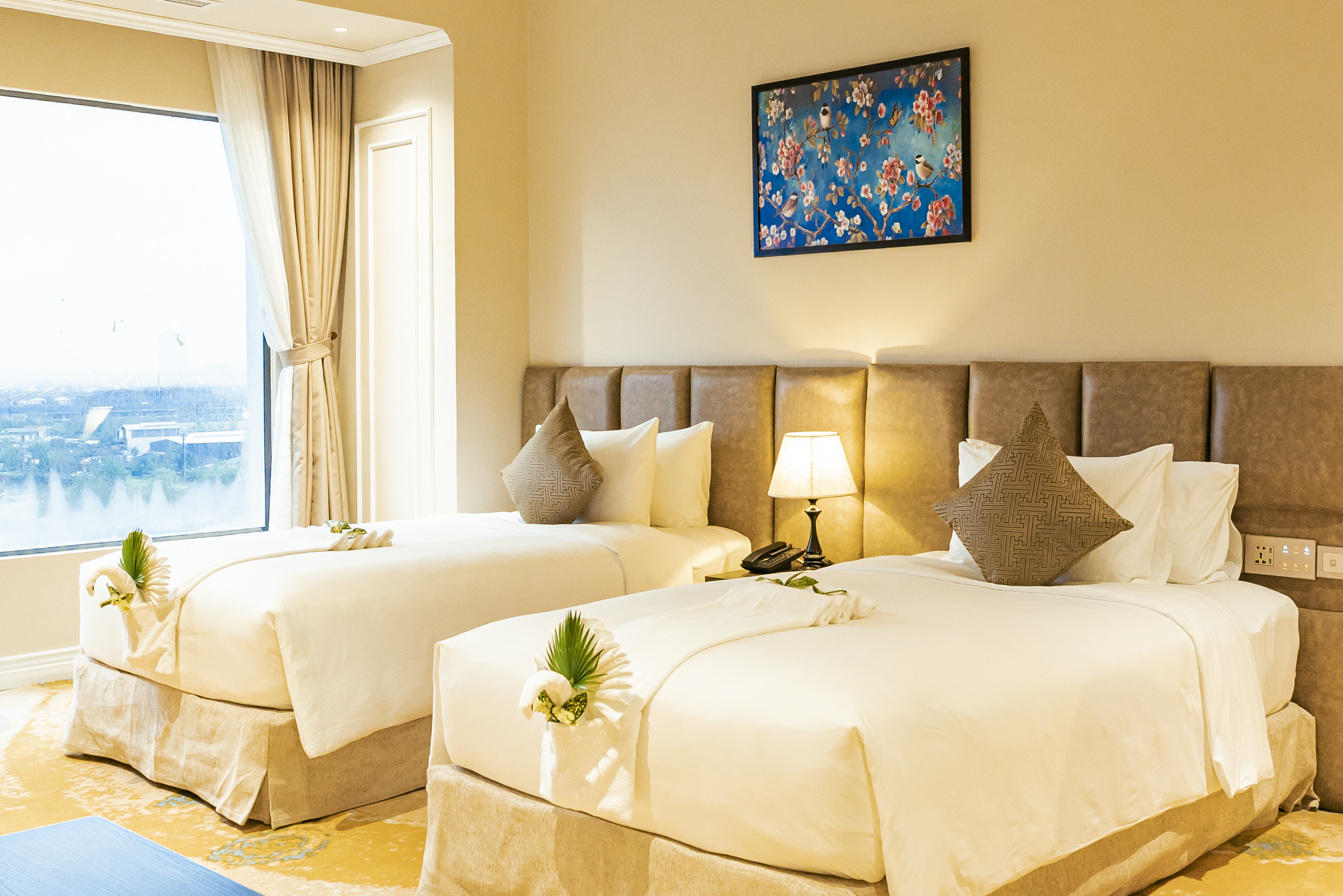 Hình ảnh phòng LUXURY TWIN ROOM WITH CITY VIEW