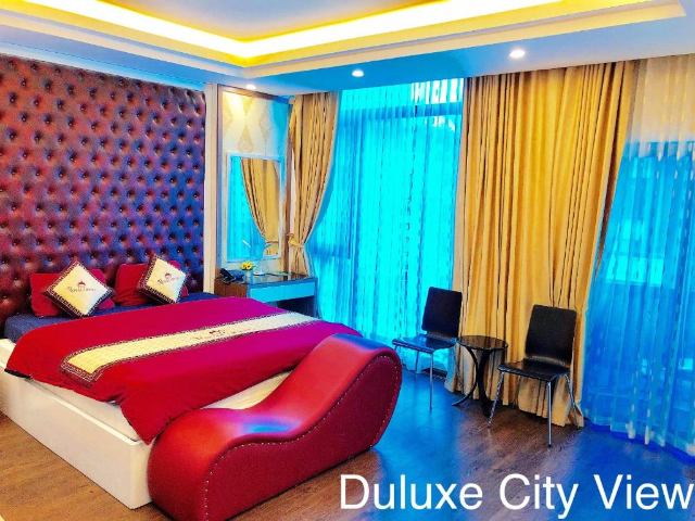 Hình ảnh phòng Deluxe giường đôi lớn hướng phố (Deluxe City View)