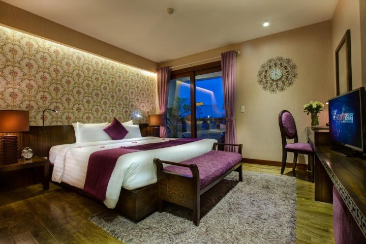 Hình ảnh phòng Junior Suite Có Ban Công Hướng Phố 