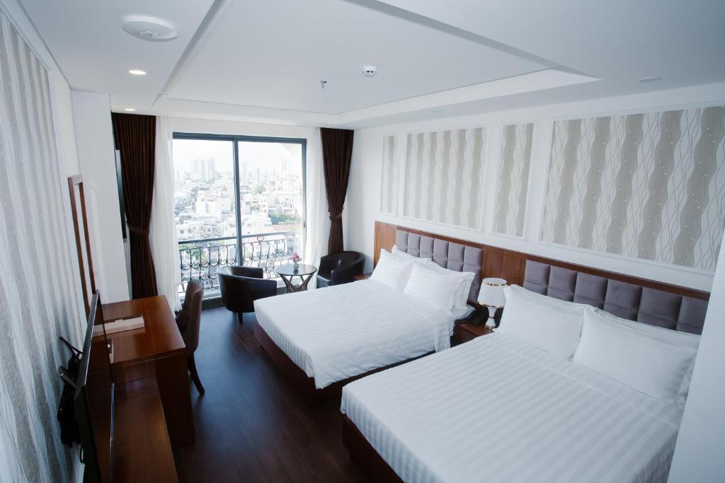 Hình ảnh phòng Deluxe 4 Pax With Balcony Room