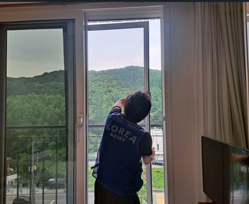 인천 남동구 방충망 교체, 모기보다 작은 벌레까지 막고 싶다면? 미세방충망 교체가 필요한 이유 사진 25