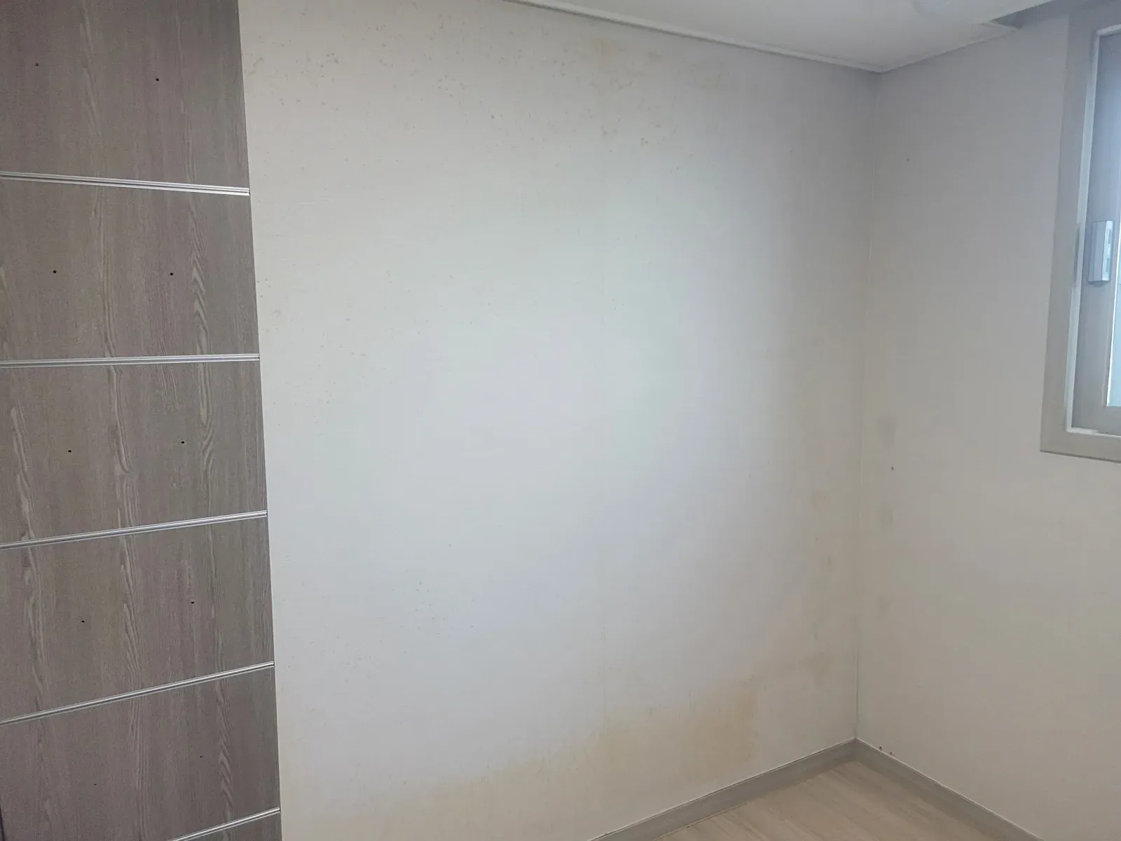 시공 전 벽 하단 곰팡이 얼룩