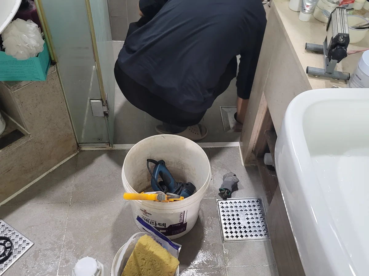 방수층이 상한 부분을 중심으로 보수했습니다