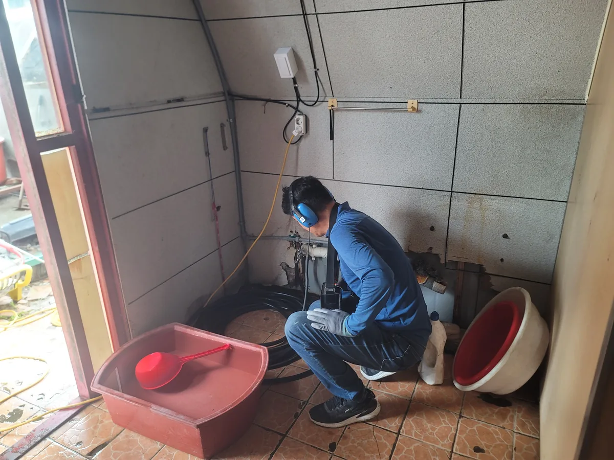 공장 실내에서 청음탐지를 진행하는 모습