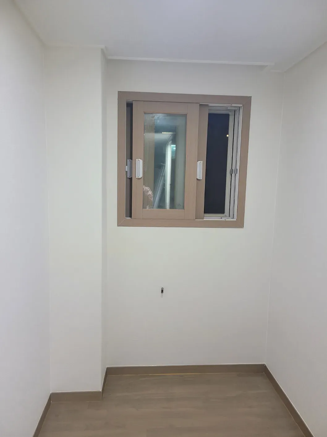 차단벽지 시공 후 드레스룸