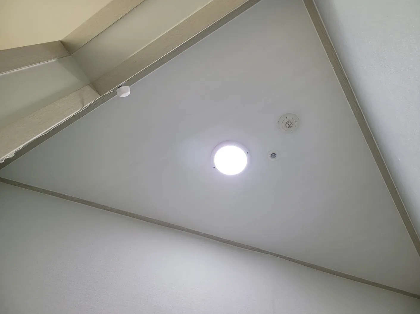 차단벽지 시공 후 천장