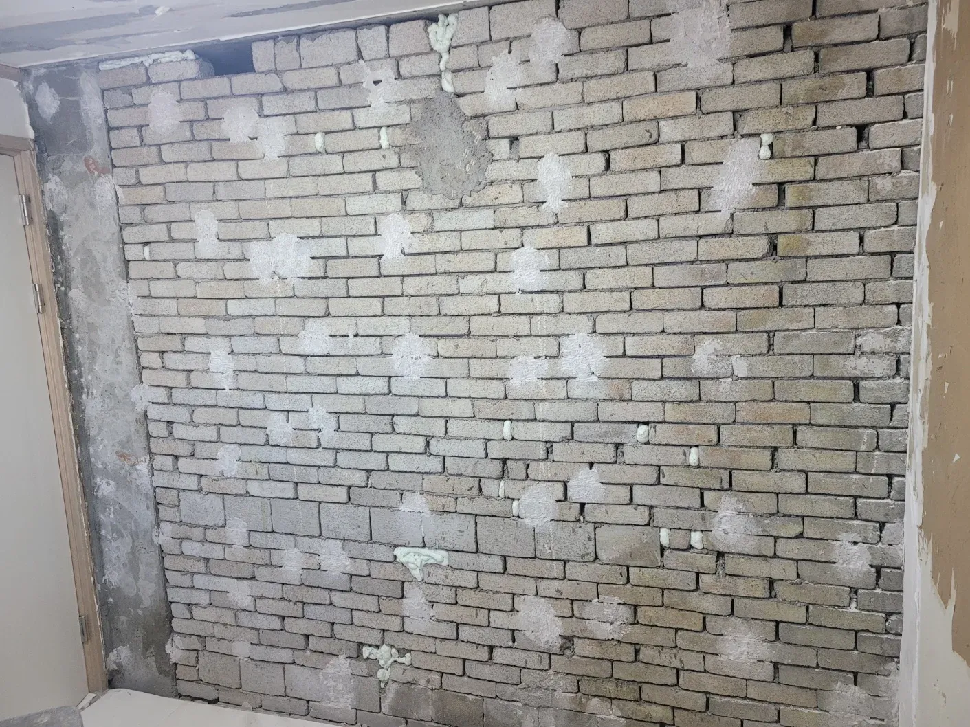 석고 철거 후 벽돌 벽