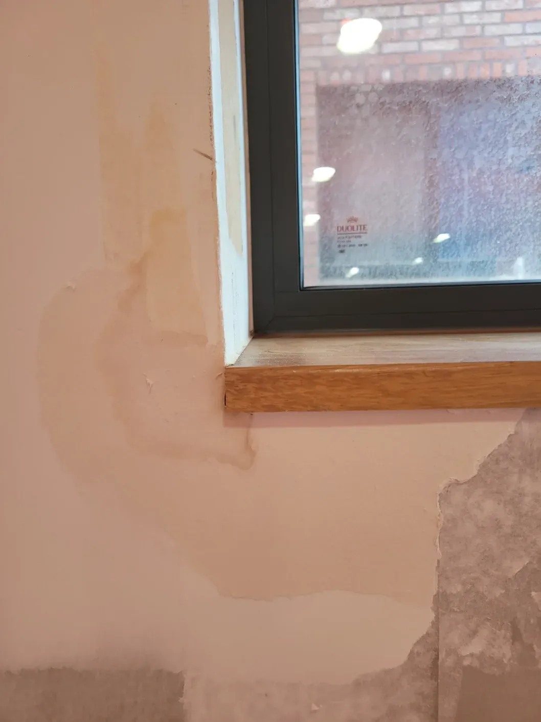 벽지 제거 후 결로 자국