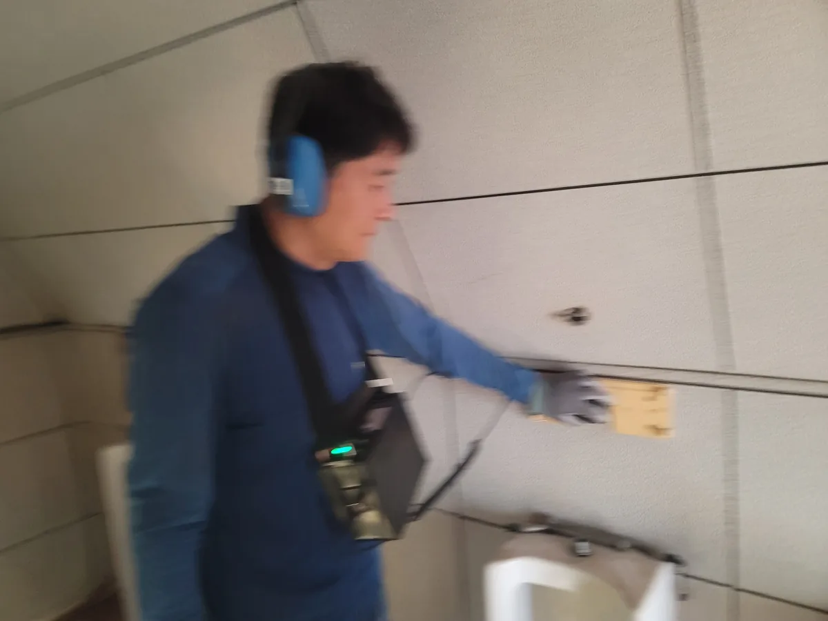 벽면에 센서를 대고 소리를 확인합니다