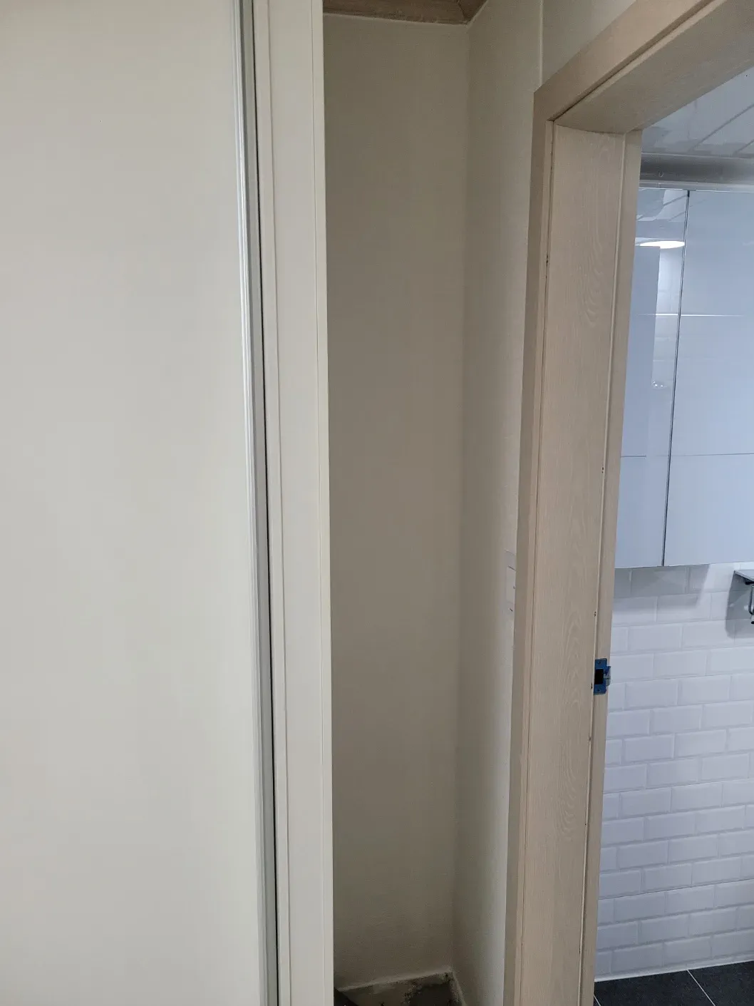 차단벽지 시공 후 모서리