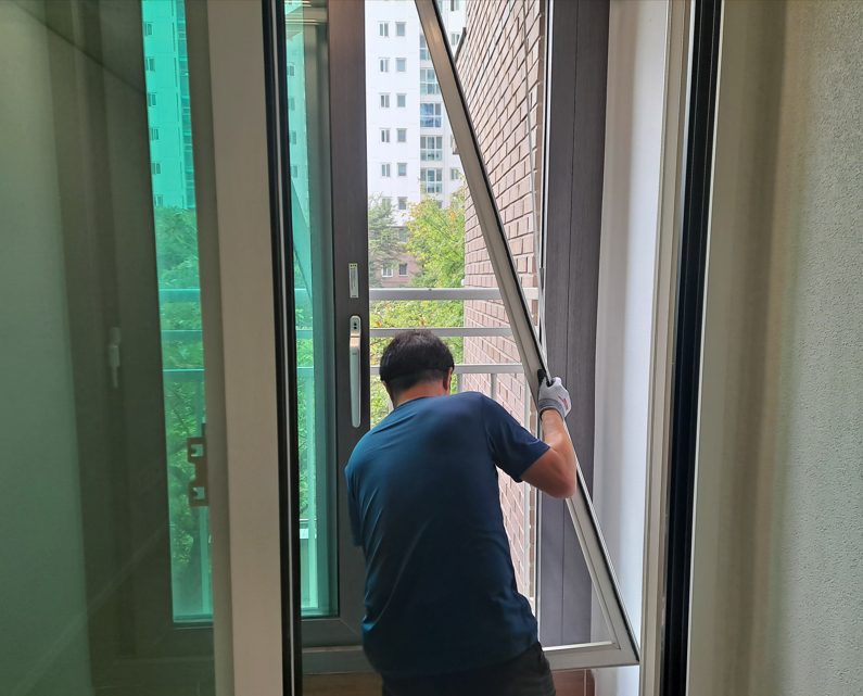 오래된 방충망, 망만 바꾸면 끝일까요? 인천 청라 방충망 교체 현장에서 확인한 차이 사진 37