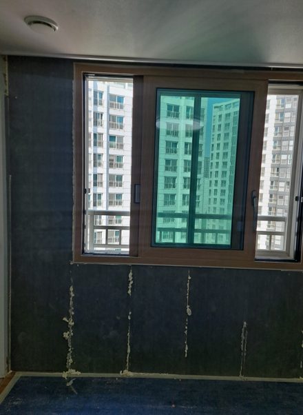 인천 송도 아파트 벽지 곰팡이 제거 도배만 하면 다시 생기는 이유? 결로 원인부터 단열시공까지 사진 17