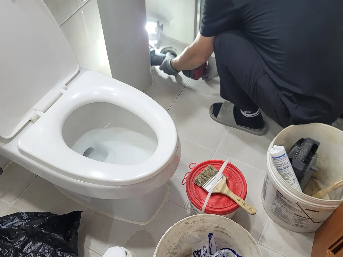 새 변기를 설치하고 마무리했습니다