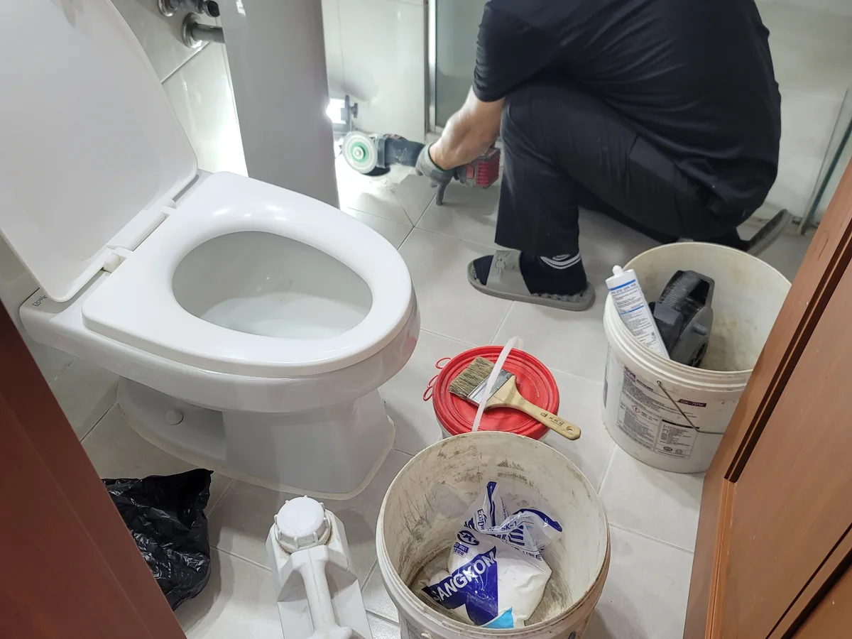 변기를 철거하고 바닥 상태를 확인합니다