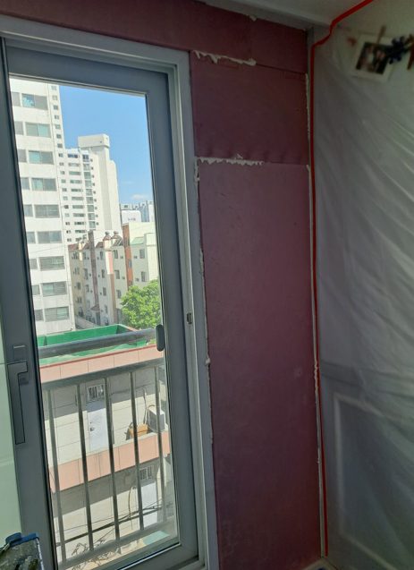 인천 연수구 벽지 곰팡이제거, 에어컨 뒤와 거실 창가 곰팡이는 왜 함께 생겼을까요? 사진 14