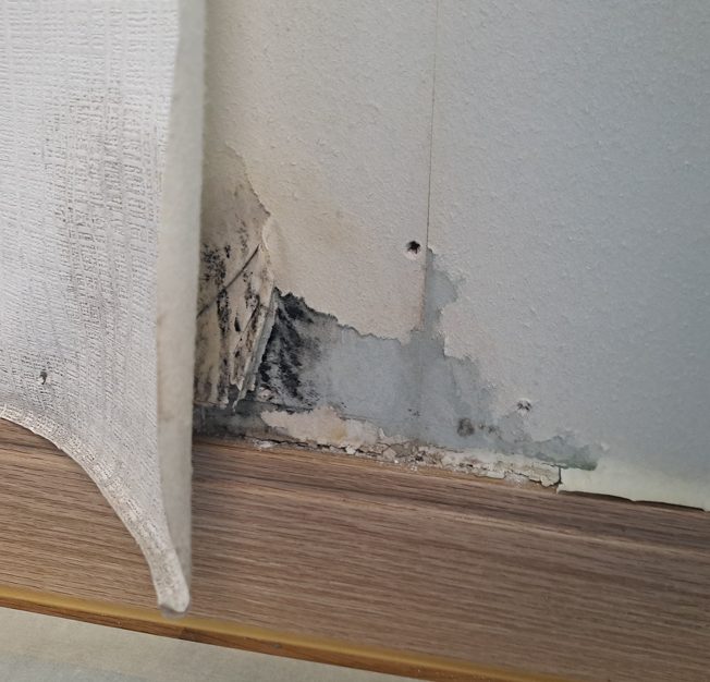 부천 창가 벽지 곰팡이제거 벽지 들뜸과 검은 얼룩, 결로 원인부터 해결한 시공 후기 사진 1