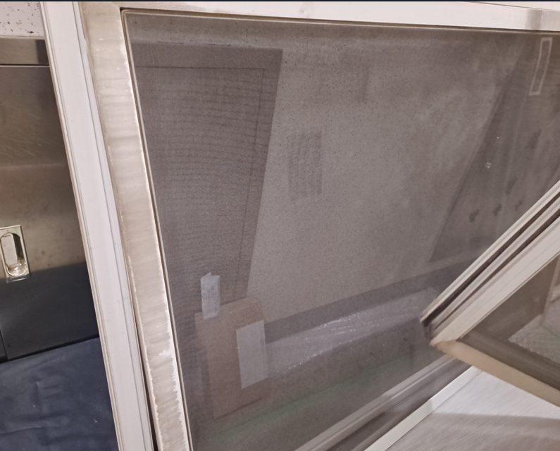 낡은 방충망 구멍만 막아도 될까요? 부천 미세방충망 교체 현장에서 확인했습니다 사진 2
