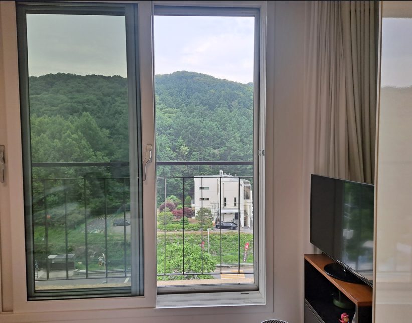 인천 남동구 방충망 교체, 모기보다 작은 벌레까지 막고 싶다면? 미세방충망 교체가 필요한 이유 사진 26