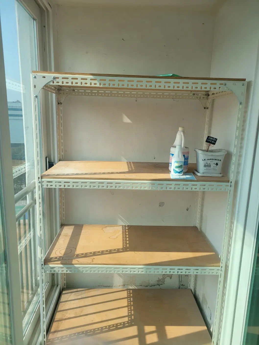 시공 후 선반 뒤 벽