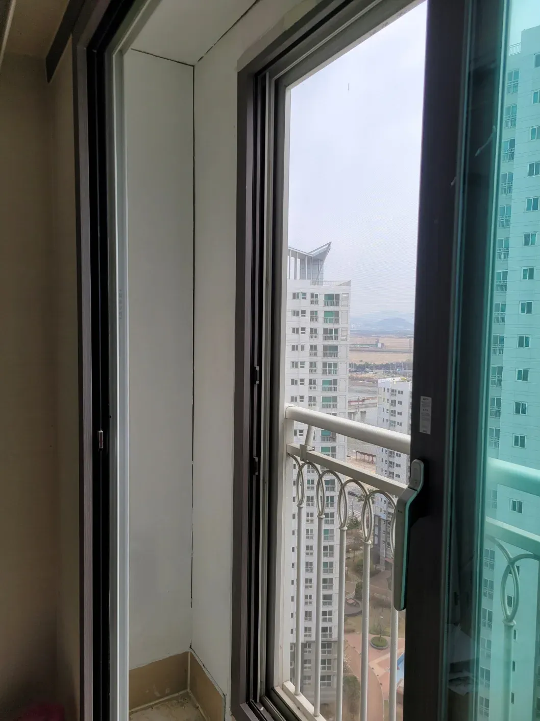 페인트 마감 후 베란다