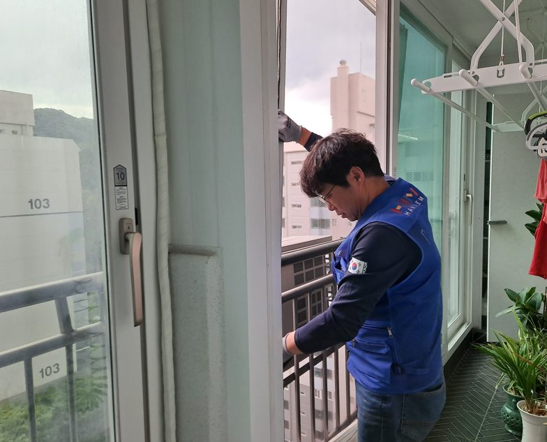 여름철 벌레 유입 줄이는 방법, 인천 서구 미세방충망 교체 현장 사진 9