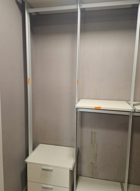 인천 청라곰팡이 제거 드레스룸 벽지 뒤 검은 곰팡이와 냄새, 단열시공으로 해결한 실제 후기 사진 2