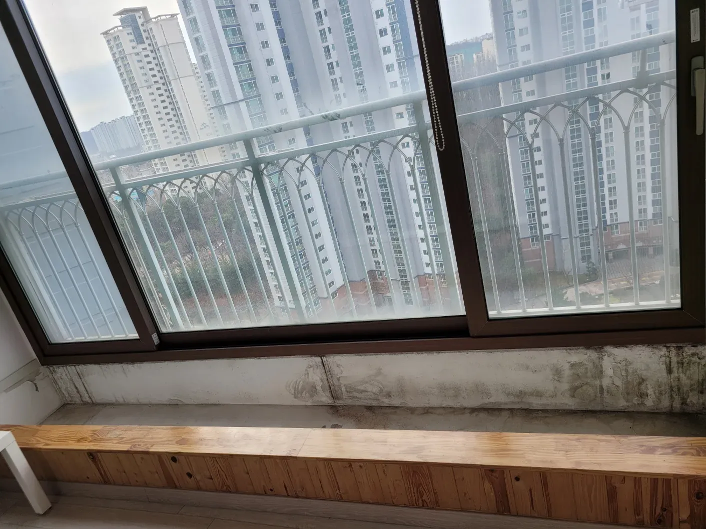 시공 전 베란다 곰팡이