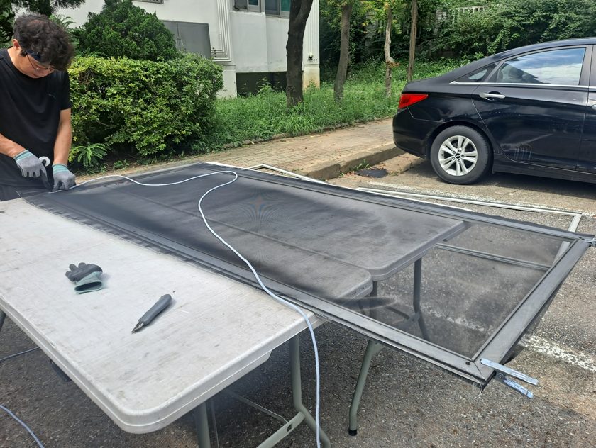 인천 연수구 방충망 교체 완료, 롤러 교체와 프레임 수리 후 미세방충망으로 교체했습니다 사진 13