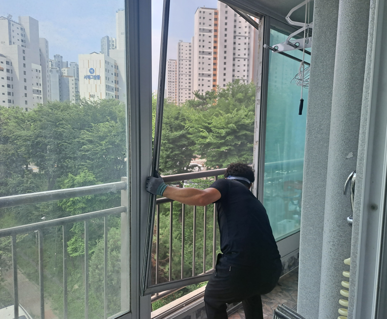인천 연수구 방충망 교체 완료, 롤러 교체와 프레임 수리 후 미세방충망으로 교체했습니다 사진 23
