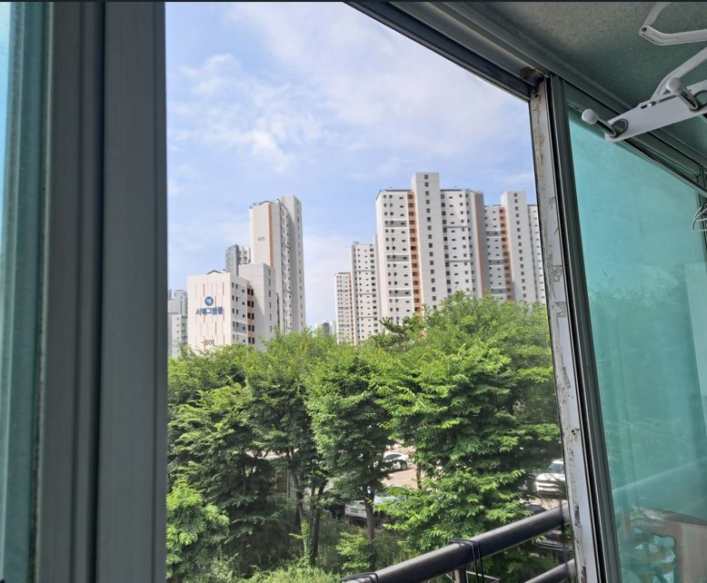 인천 연수구 방충망 교체 완료, 롤러 교체와 프레임 수리 후 미세방충망으로 교체했습니다 사진 25