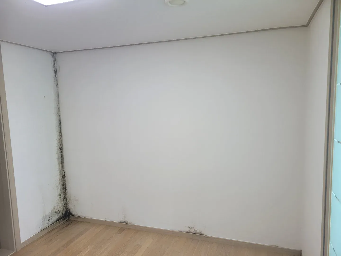 시공 전 장롱 자리 벽