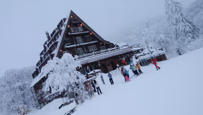 2019年1月3日に山形県で撮った「スキー場、スマホ、冬、古民家、建物、植物、蔵王、雪」の写真