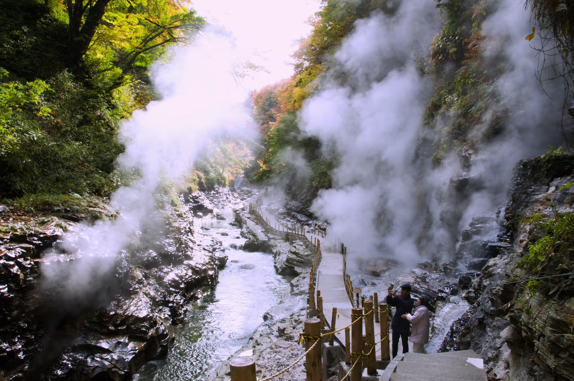 2018年11月2日に秋田県で撮った「大噴湯、川、秋」の写真