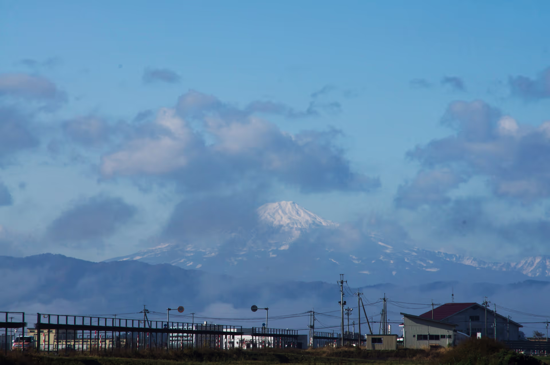 2018年11月3日に秋田県で撮った「山、空、鳥海山」の写真