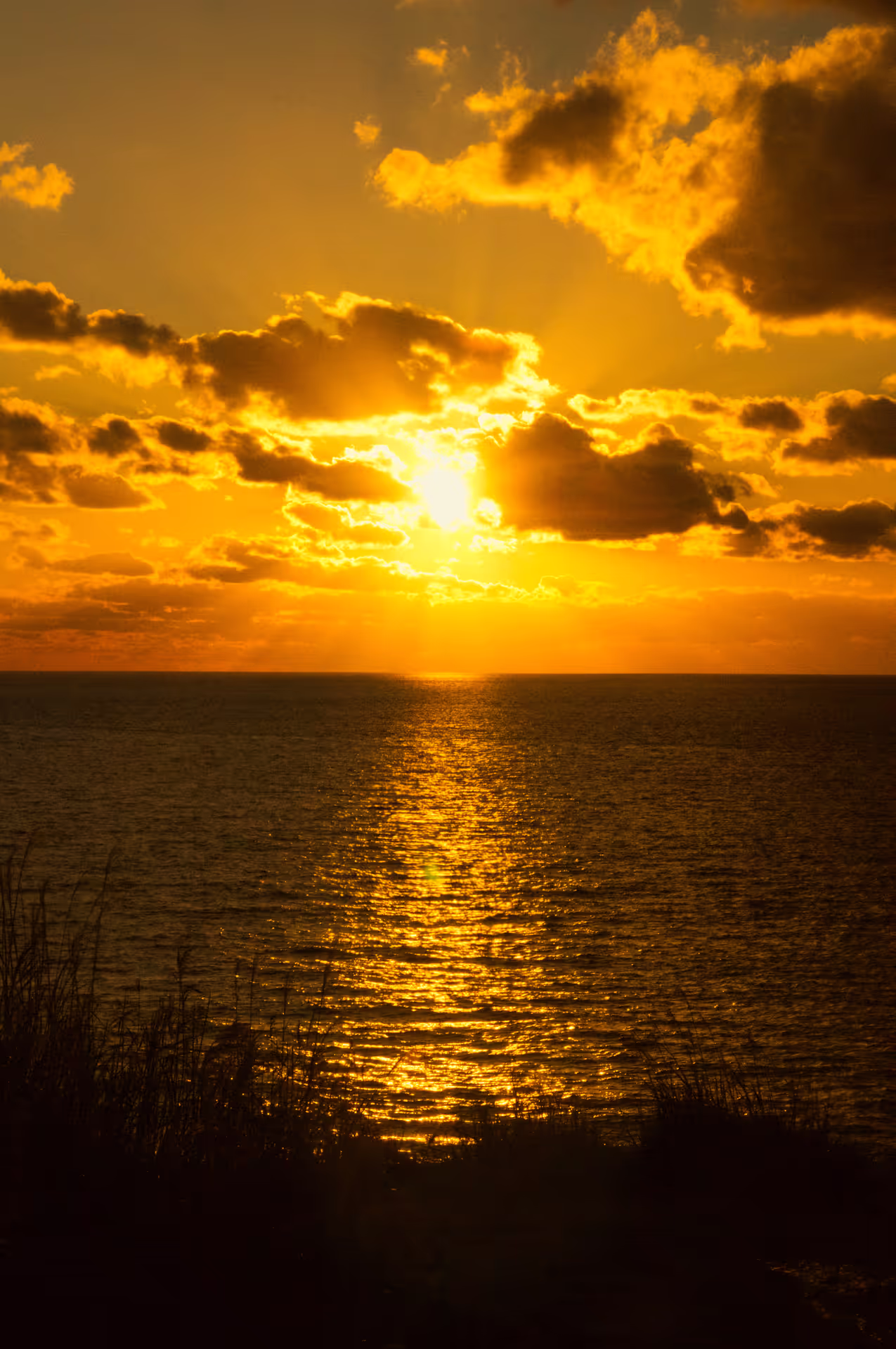 2018年11月3日に秋田県で撮った「反射、夕日、太陽、海、空」の写真