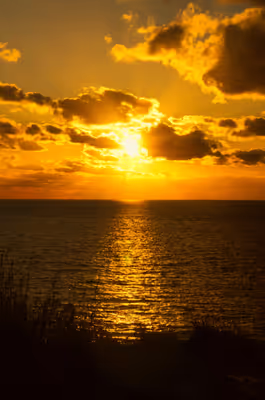 2018年11月3日に秋田県で撮った「反射、夕日、太陽、海、空」の写真