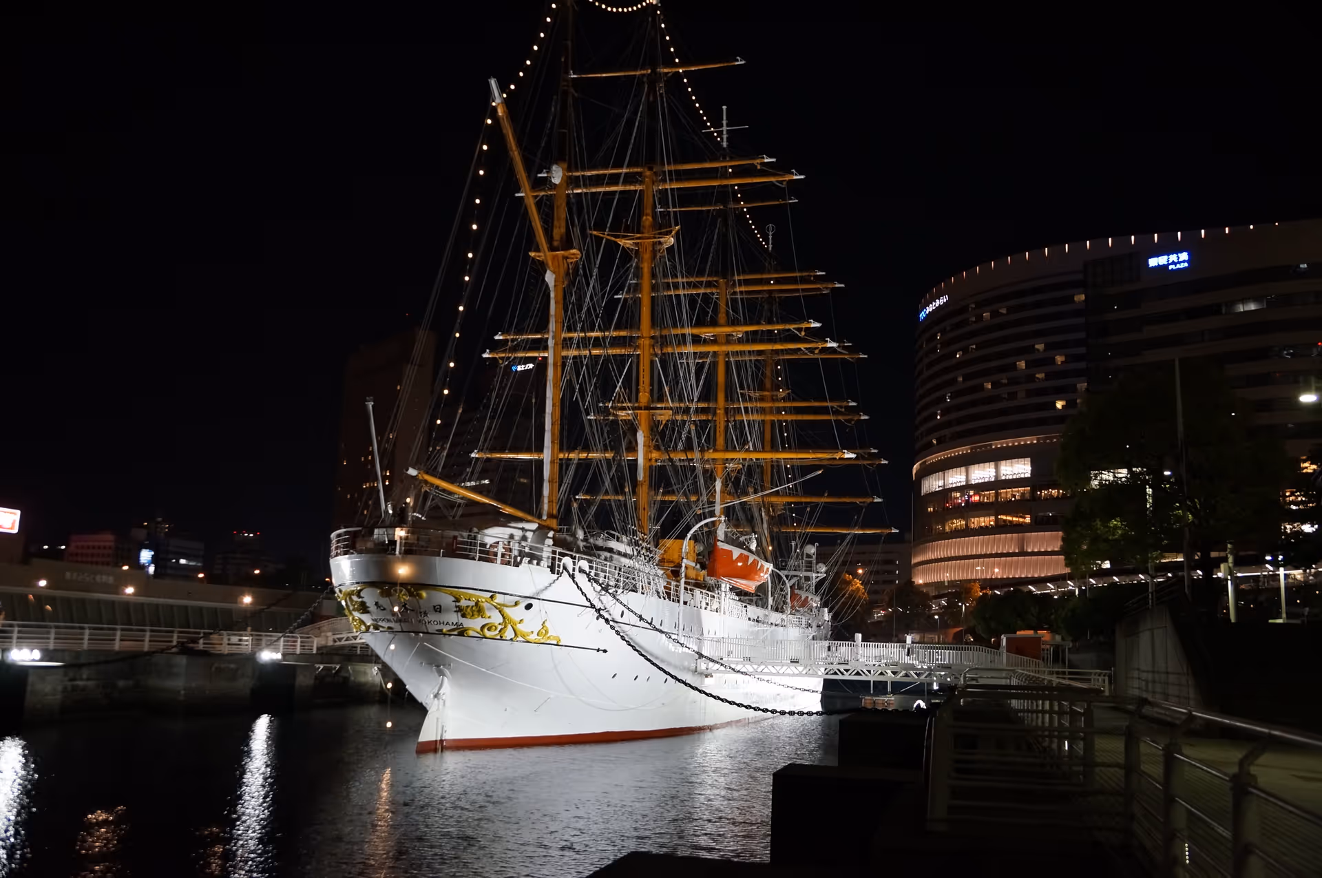 2013年5月5日に神奈川県で撮った「みなとみらい、ライトアップ、夜、日本丸、船」の写真