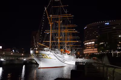 2013年5月5日に神奈川県で撮った「みなとみらい、ライトアップ、夜、日本丸、船」の写真