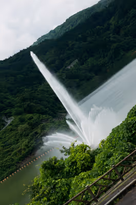 2020年7月23日に山形県で撮った「噴水、月山湖、森、植物、湖」の写真