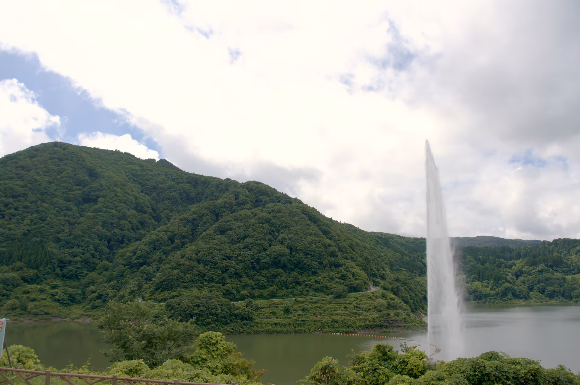 2020年7月23日に山形県で撮った「噴水、月山湖、森、植物、湖」の写真
