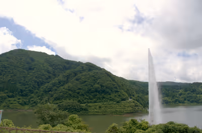 2020年7月23日に山形県で撮った「噴水、月山湖、森、植物、湖」の写真